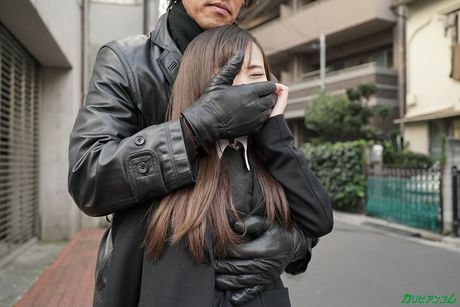 亞洲美女 Mai Kawasumi 在三人行中被雙重插入