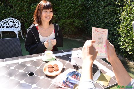 苗條的亞洲少女 Yua Ariga 在床上被舔陰和乾