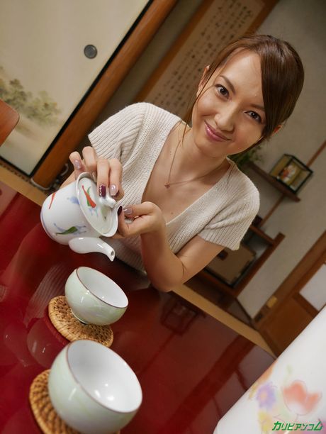 Asiatisk skønhed Hitomi Hayama får sin twat fyldt med en pik i en solo