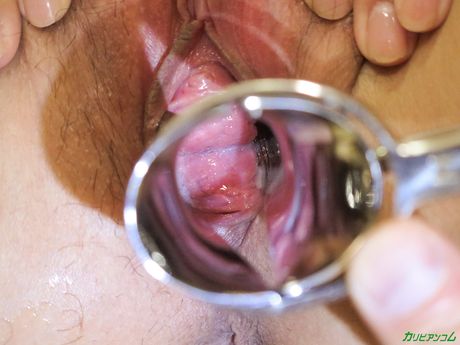 アジアのティーン青山未来がディルドで彼女の猫を喜ばせる