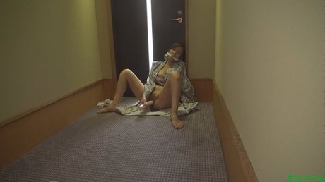 Asiatisk mor Chihiro Akino blotter sine enorme bryster og legetøj til sin twat