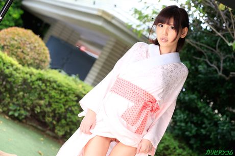 亞洲女孩 Yua Ariga 被一個淫蕩的男人乾了小穴