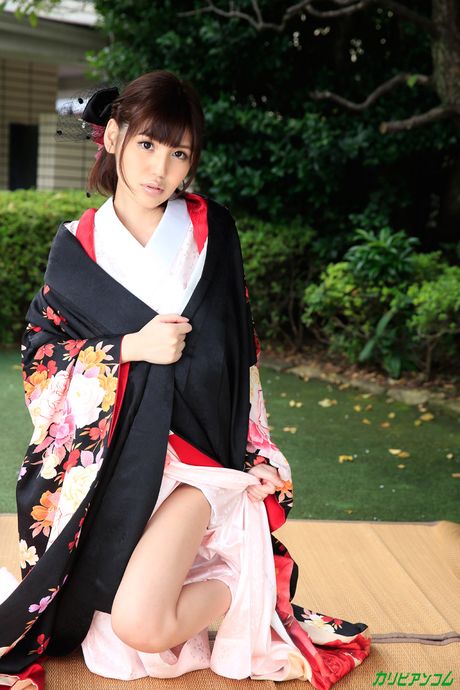 亞洲女孩 Yua Ariga 被一個淫蕩的男人乾了小穴