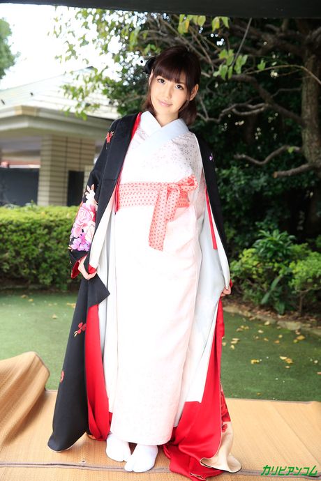 亞洲女孩 Yua Ariga 被一個淫蕩的男人乾了小穴