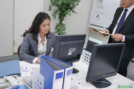 Asian beauty Seira Ichijyo gets her twat licked and dicked in a 3some