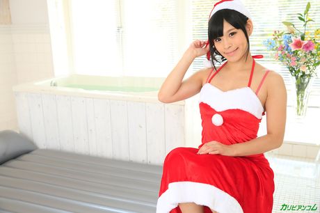 アジアの美女アンは、彼女の素晴らしい胸を強調し、熱いお風呂の後に中出しを受ける