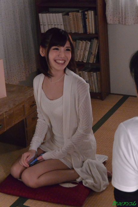 苗條的亞洲少女Yua Ariga的陰道被雞巴塞滿