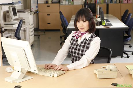 Asian babe Shizuku Futaba gets her pussy creampied after a hot fuck