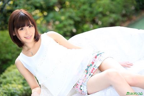 亞洲少女 Yua Ariga 被一個淫蕩的男人插入陰部