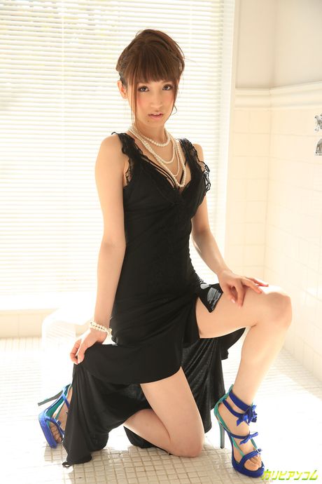 Asiatisk søde Karin Aizawa får sin fisse slikket og kneppet på badeværelset