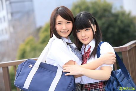 女學生 Kaede Aoshima 和 Sanae Akino 被教練幹