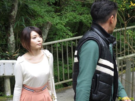 Asiatisk skønhed Hikaru Kirishima bliver kneppet af en fyr på en klippe i havet