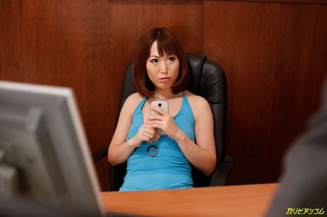 亞洲封面女郎 Nonoka Kaede 的陰部被舔舐和乾