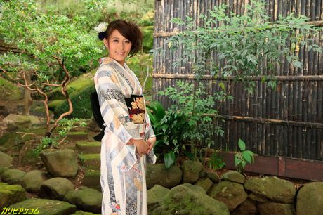 亞洲少女 Aoi Mizuno 在三人行中被雞巴塞滿陰道