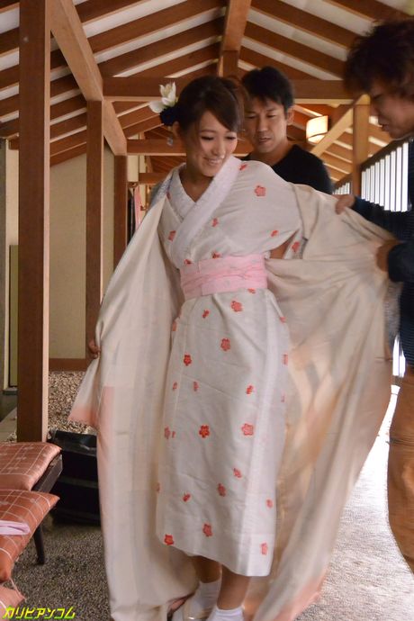 亞洲少女 Aoi Mizuno 在三人行中被雞巴塞滿陰道