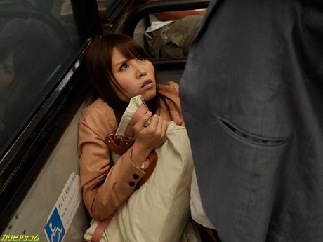 Asiatisk sød Eri Makino har sex med en fyr i en baghave