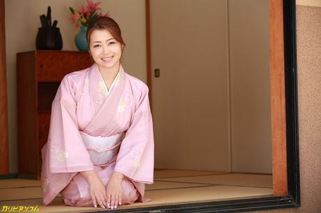 亞洲熟女 Maki Hojo 在三人行中被挑逗和乾