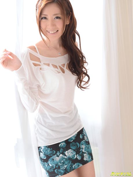 セクシーなアジア人前田かおりが3Pで彼女の猫を舐められ、犯される