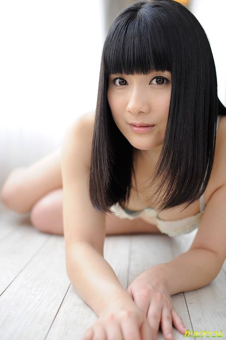 アジア人メイドのアン・コシは、大きなお尻を誇示し、ハードコアセックスの後に中出しを受ける