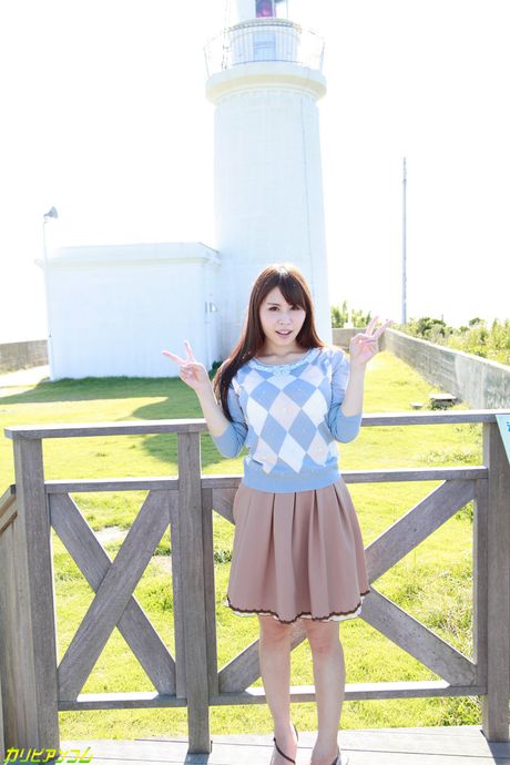 豐滿的亞洲寶貝 Eri Makino 在戶外被挑逗和操弄她的陰部