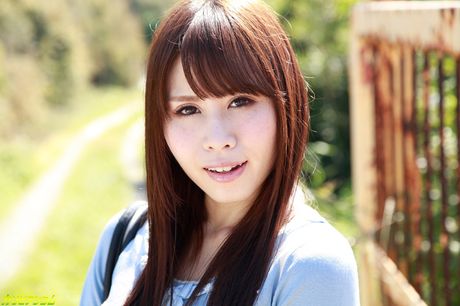 豐滿的亞洲寶貝 Eri Makino 在戶外被挑逗和操弄她的陰部