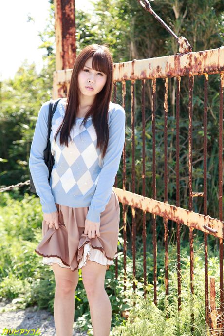 豐滿的亞洲寶貝 Eri Makino 在戶外被挑逗和操弄她的陰部