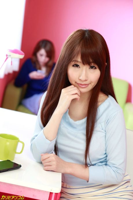 アジアのティーン美咲結衣は、角質の女の子に彼女の猫を舐められ、犯される