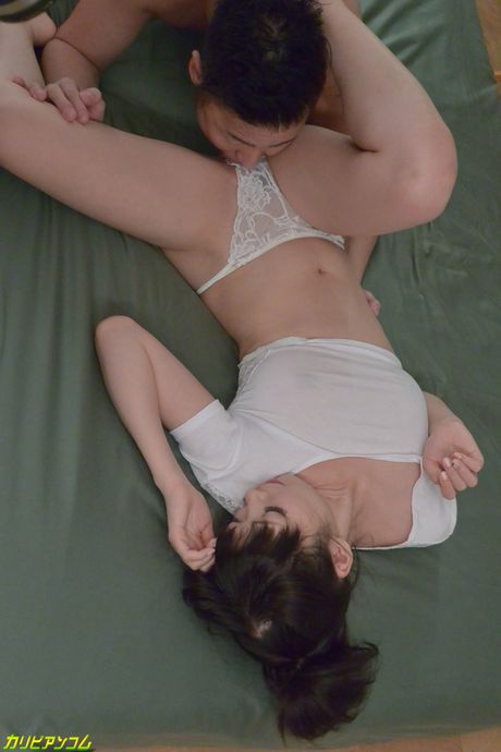 アジアの可愛い水城奈緒が彼女の素晴らしい巨乳を披露し、ソロで犯される