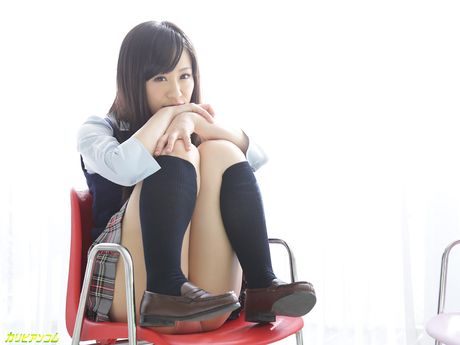 亞洲女孩 Yui Kyono 的陰部被繼父舔掉並操弄