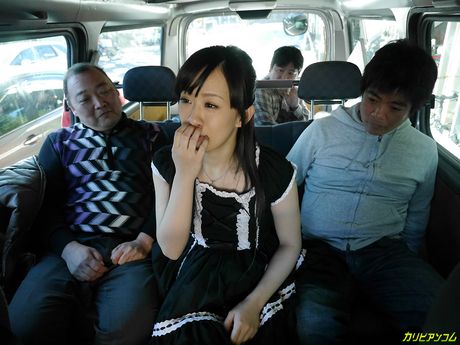 亞洲女孩 Yui Kyono 的陰部被繼父舔掉並操弄