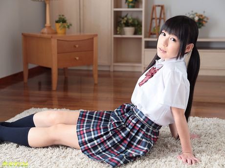 アジアの表紙ガール、小西まりえがディルドでオマンコを突かれる