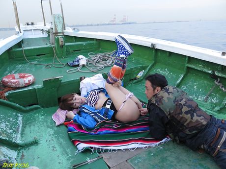 苗條的亞洲女孩 Nonoka Kaede 在船上被雞巴塞滿