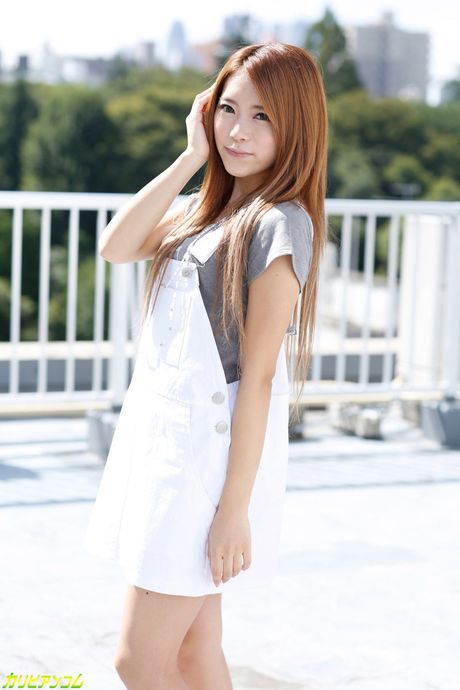 かわいい日本のティーン大森玲菜が彼女の猫を貫かれる