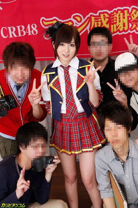 亞洲女孩 Yuu Asakura 在學校教室裡被幹毛茸茸的陰戶