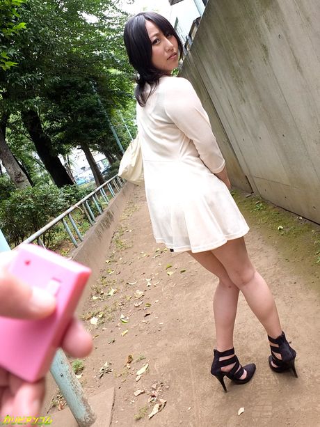 Gorgeous Asian babe Yuuna Hoshisaki gets her pussy licked and dicked