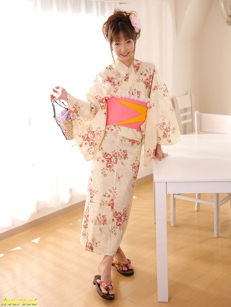 嬌小的亞洲少女 Nami Honda 被舔陰而乾