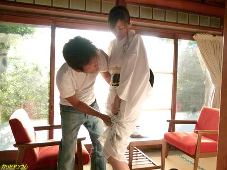 亞洲娃娃 Reira Aisaki 在臥室裡被幾個男人幹