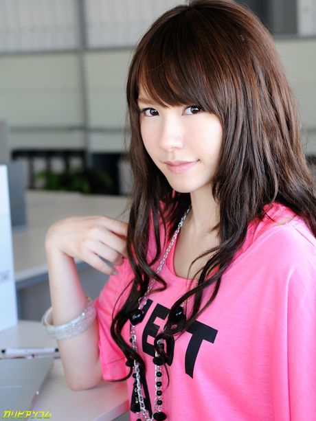 亞洲女孩好色之徒被一個淫蕩的男人舔舐和乾