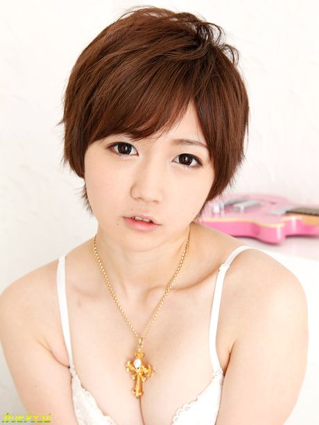 Asian doll Yui Mizuna gets her pussy licked and fucked by a horny musician