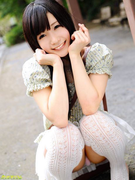 Asiatisk pige Tsukushi får sin fisse fyldt med en pik i hvide strømper