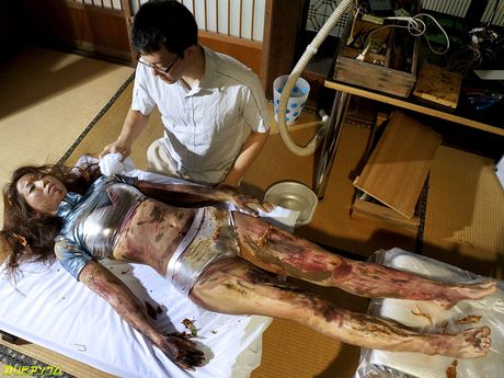 亞洲寶貝 Himari Seto 的陰部被一個淫蕩的男人舔掉並幹掉