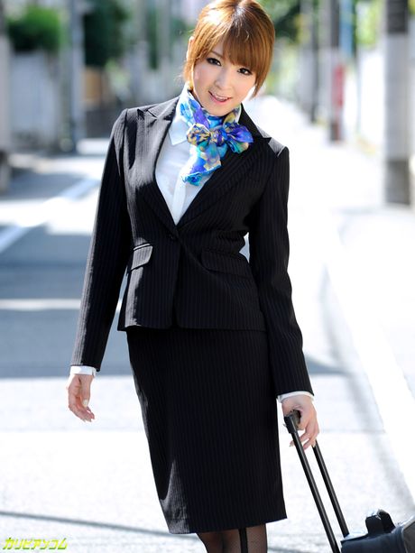 Brown-eyed Japanese babe Hikaru Shiina gets her pussy licked out