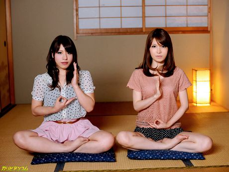 亞洲封面女郎鈴木佳奈和她的女朋友與僧侶進行三人性愛