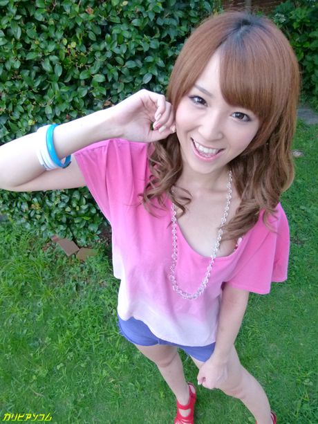 亞洲美女 Hikaru Shiina 獲得雙重滲透和中出