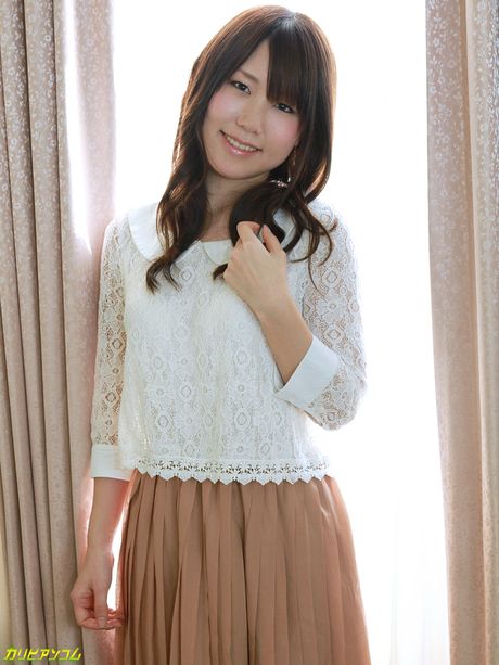 アジアの十代の三浦真美が膣挿入前に裸になる