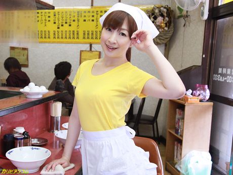 Asiatisk pige Yura Kasumi får dobbelt penetration i et køkken