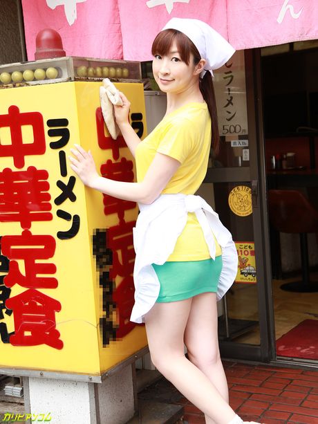 Asiatisk pige Yura Kasumi får dobbelt penetration i et køkken