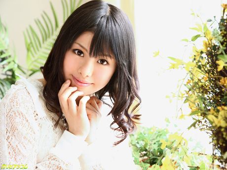 Asiatisk pige Mika Shindou tager en pik i munden før analsex