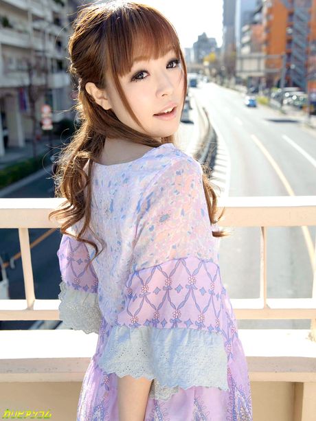 Asiatisk covergirl Rin Momoka bliver creampied under en trekant