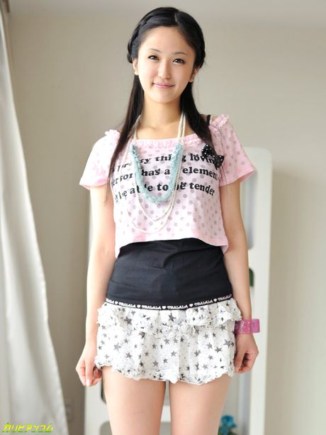 亞洲封面女郎 Ai Wakana 的陰道被雞巴和舌頭塞滿